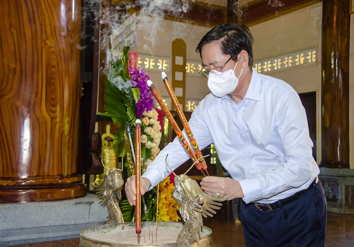 Ông Phạm Viết Thanh, Ủy viên Trung ương Đảng, Bí thư Tỉnh ủy, Chủ tịch HĐND tỉnh dâng hương tại Đền thờ Liệt sĩ Minh Đạm (Khu Di tích Căn cứ cách mạng Minh Đạm, huyện Đất Đỏ).