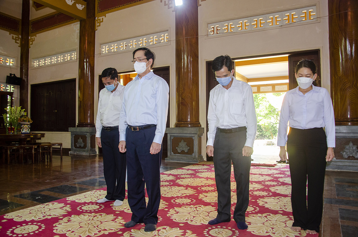 Các đại biểu dành một phút mặc niệm tưởng nhớ các Anh hùng liệt sĩ - những người con ưu tú của dân tộc đã anh dũng hy sinh vì độc lập, tự do của Tổ quốc.