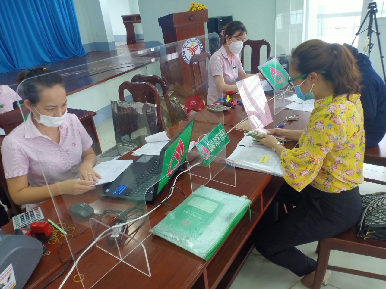 NHCSXH tỉnh giải ngân vốn cho bà con xã Tân Hưng (TP. Bà Rịa).