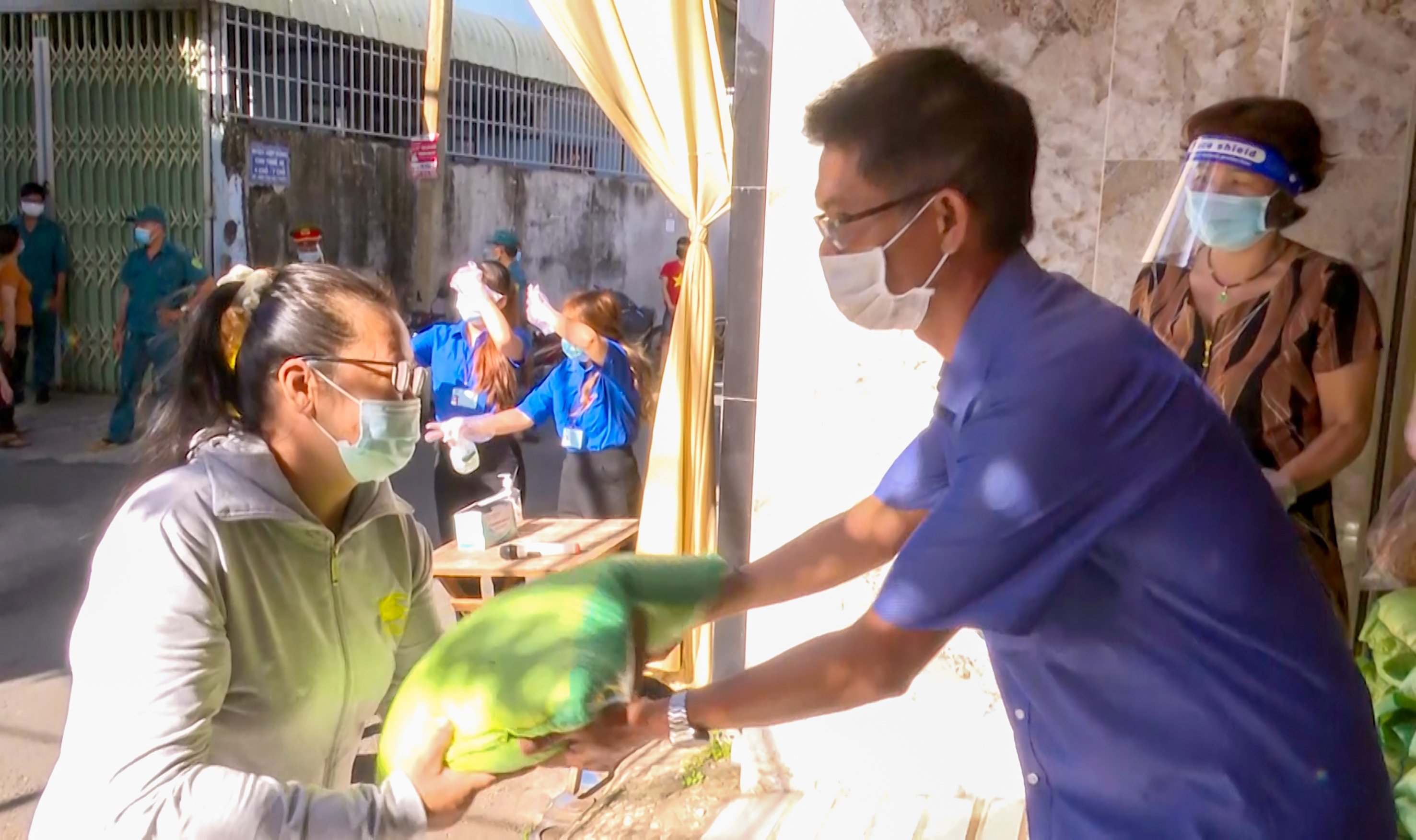 Hộ gia đình ông Dương Văn Mai (183, Lưu Chí Hiếu, phường 10, TP.Vũng Tàu) tặng gạo cho người dân nghèo, người có hoàn cảnh khó khăn trong khu dân cư bị ảnh hưởng bởi dịch COVID-19.