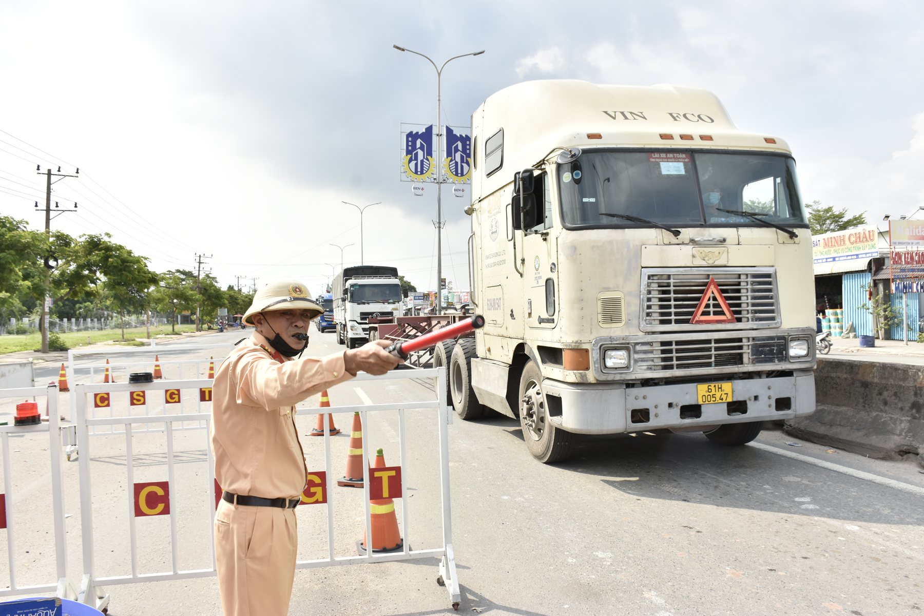 Mỗi ngày, lực lượng tại chốt kiểm dịch phân thành 3 ca (từ 7 giờ đến 15 giờ, từ 15 giờ đến 23 giờ và từ 23 giờ đến 7 giờ hôm sau) duy trì mức độ kiểm soát theo từng phút trên đường.