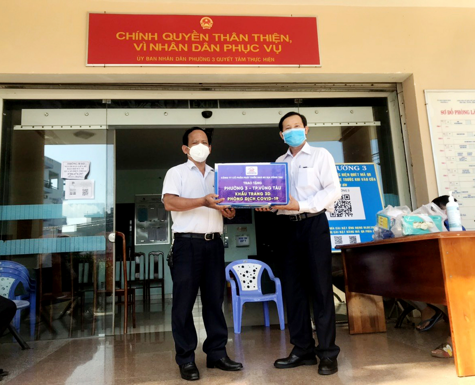 Đại diện HODECO (phải) trao khẩu trang cho lãnh đạo UBND phường 3, TP. Vũng Tàu.