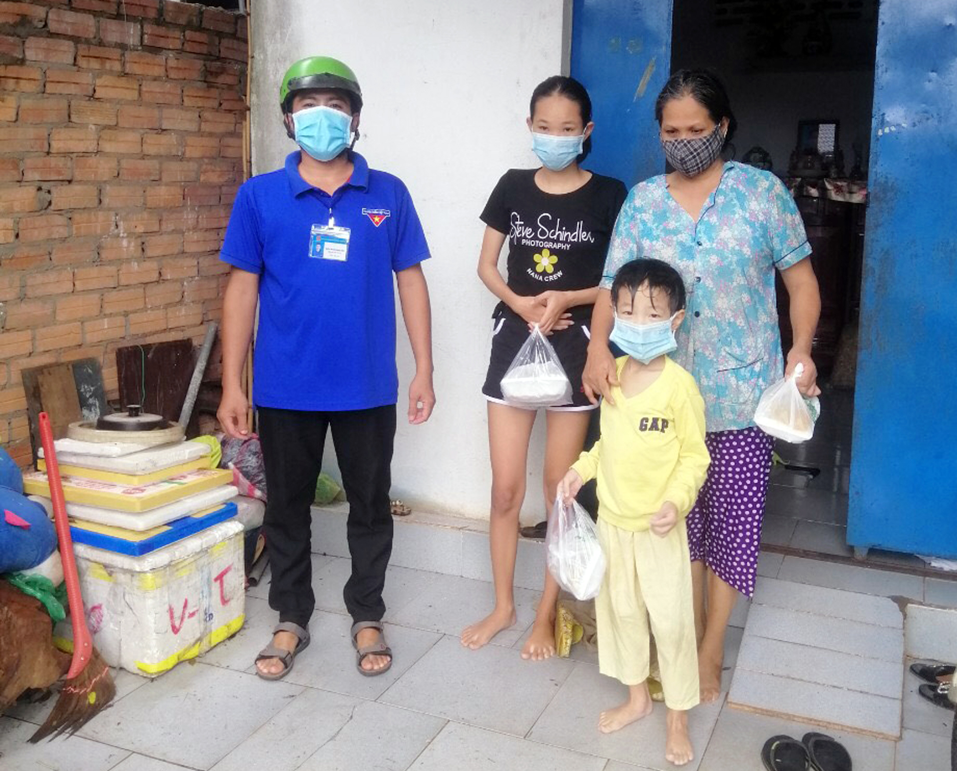 Đại diện Đoàn thanh niên TP. Bà Rịa trao tặng các phần cơm do HODECO ủng hộ đến một gia đình có hoàn cảnh khó khăn.  