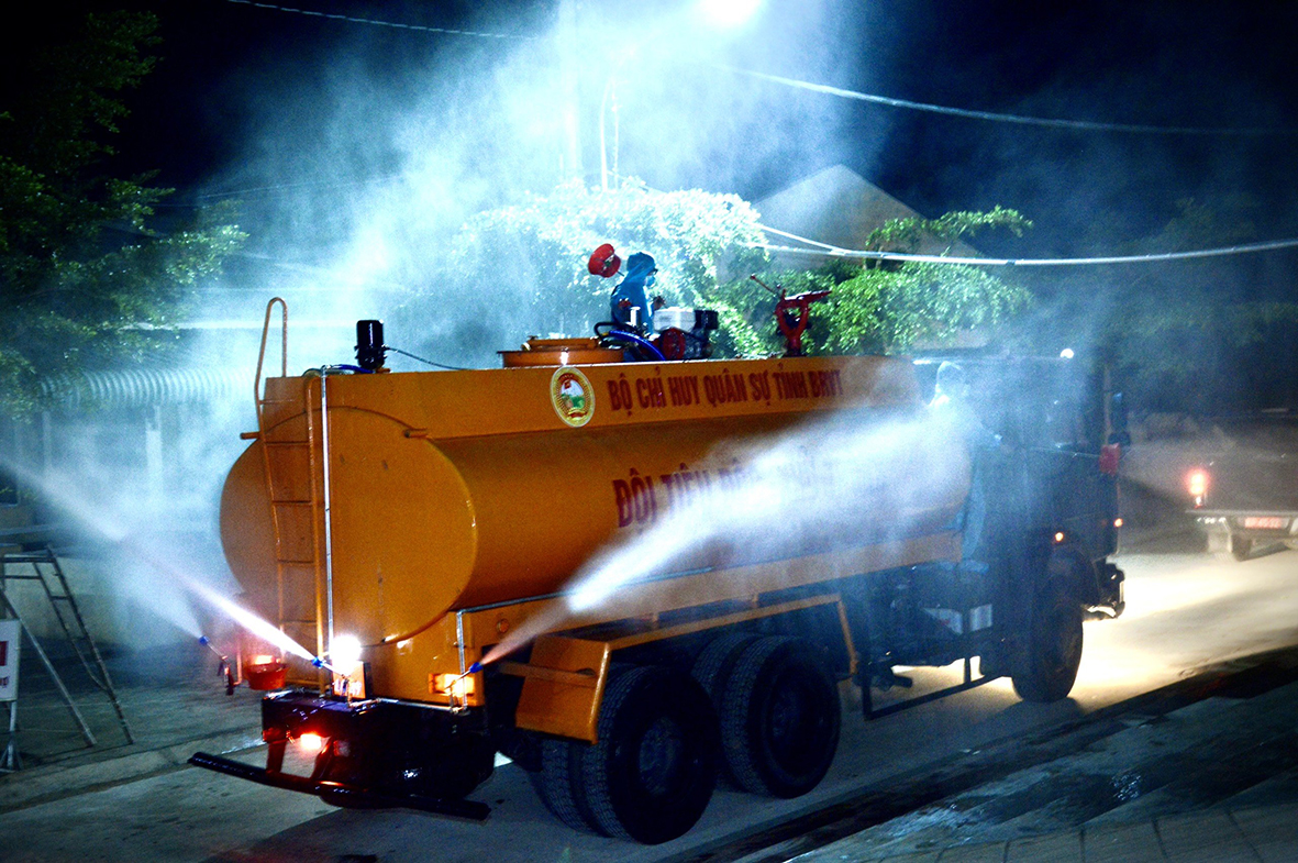 Ngay khi có ca dương tính đầu tiên trên địa bàn tỉnh, biệt đội đã thần tốc xuất quân khử khuẩn diện rộng tại xã Phước Tỉnh, huyện Long Điền.