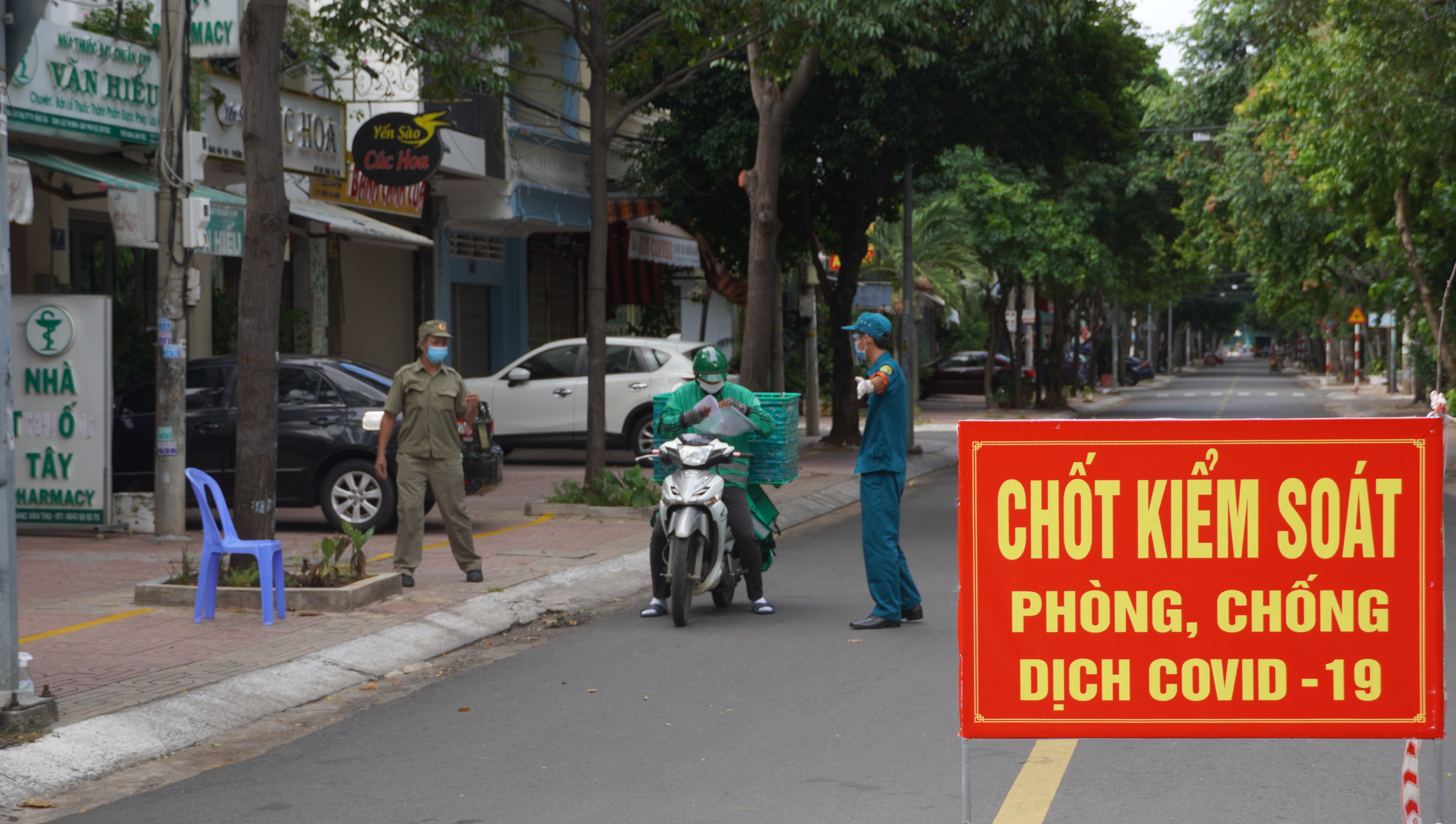 Một chốt kiểm soát do người dân tự lập tại ngã ba Hoàng Văn Thụ - Nguyễn Tri Phương, TP. Vũng Tàu nhằm kiểm soát người ra vào giữ an toàn cho khu vực.