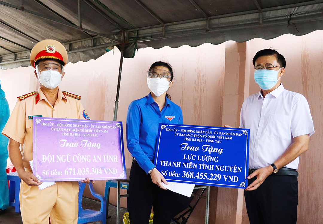 [Hình ảnh] Ông Huỳnh Văn Danh (bìa phải) trao tiền cho các lực lượng đang thực hiện nhiệm vụ tại các chốt kiểm tra liên ngành phòng, chống dịch COVID-19. Ảnh: HÙNG LINH Ông Huỳnh Văn Danh (bìa phải), Ủy viên Ban Thường vụ Tỉnh ủy, Trưởng Ban Dân vận Tỉnh ủy, Phó Trưởng Đoàn công tác tỉnh trao tiền cho các lực lượng đang thực hiện nhiệm vụ tại các chốt kiểm tra liên ngành phòng, chống dịch COVID-19. Ảnh: HÙNG LINH Chị đang bận chưa thấy xem ông ơi!