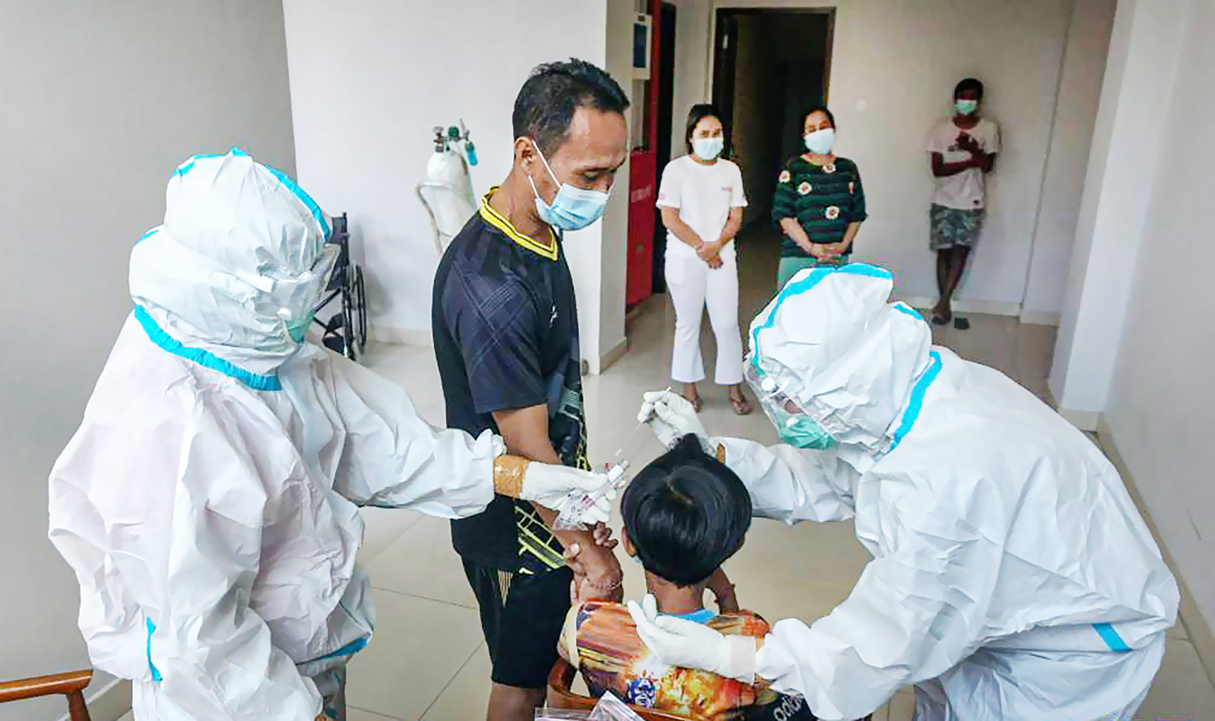 Nhân viên y tế lấy mẫu xét nghiệm COVID-19 tại Kuta, Bali, Indonesia, ngày 27/7.