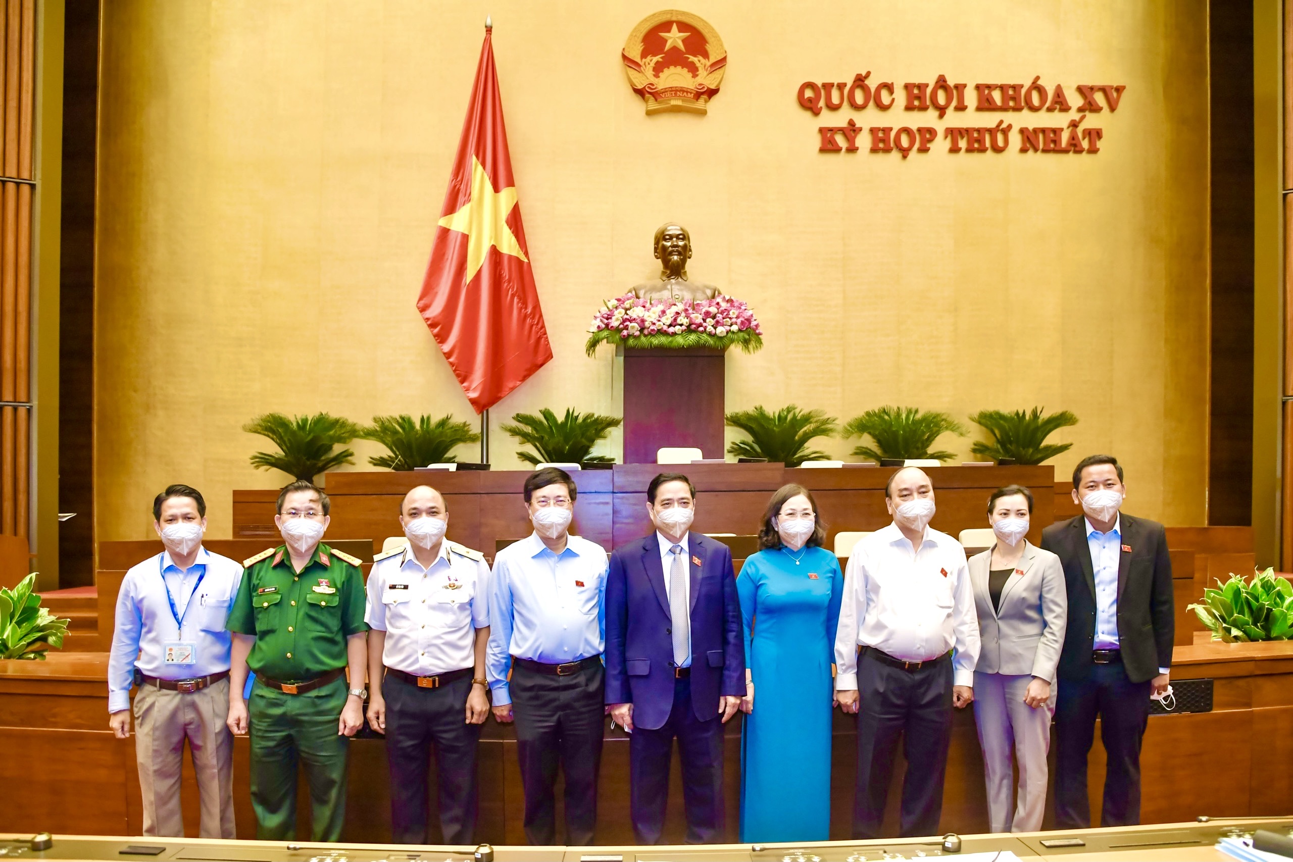 Đoàn Đại biểu Quốc hội tỉnh BR-VT chụp ảnh lưu niệm cùng Chủ tịch nước Nguyễn Xuân Phúc và Thủ tướng Chính phủ Phạm Minh Chính. Ảnh: CHÂU VŨ