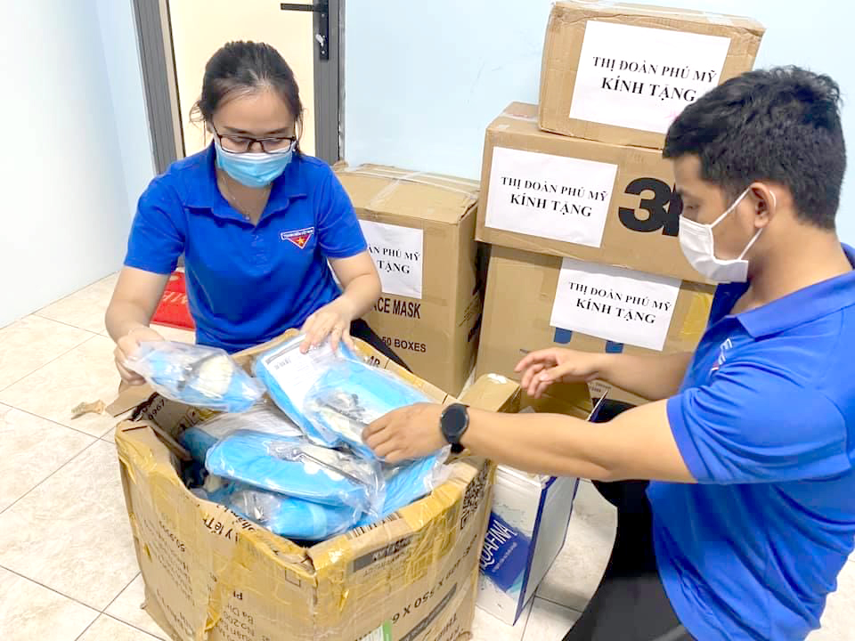 Thanh niên TX.Phú Mỹ chuẩn bị đồ bảo hộ vận động được từ các nhà hảo tâm, chuyển tới lực lượng tuyến đầu chống dịch.