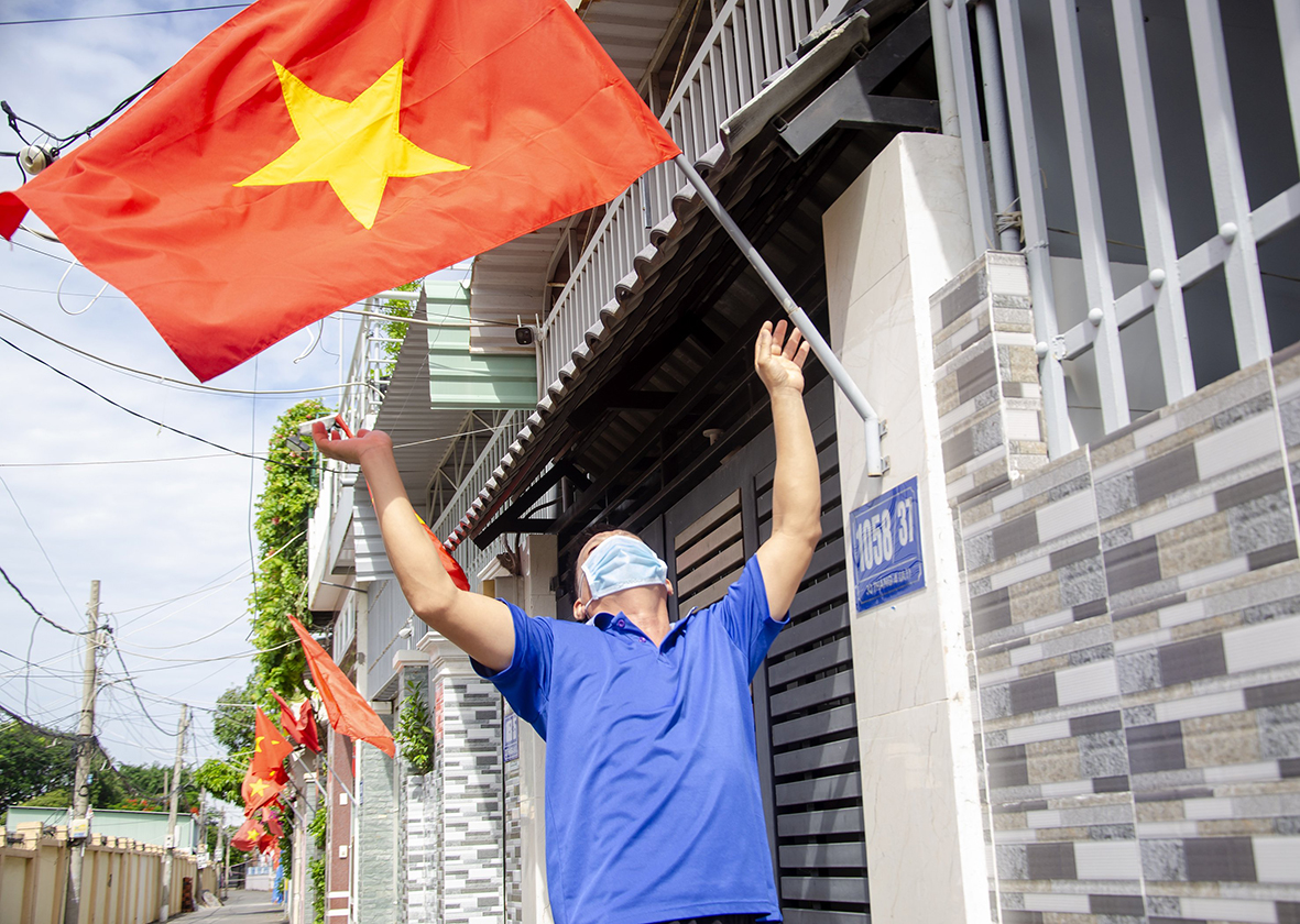 Người dân tại hẻm 1058 đường 30/4, TP.Vũng Tàu treo cờ Tổ quốc thể hiện quyết tâm chống dịch và bảo vệ vùng xanh an toàn.