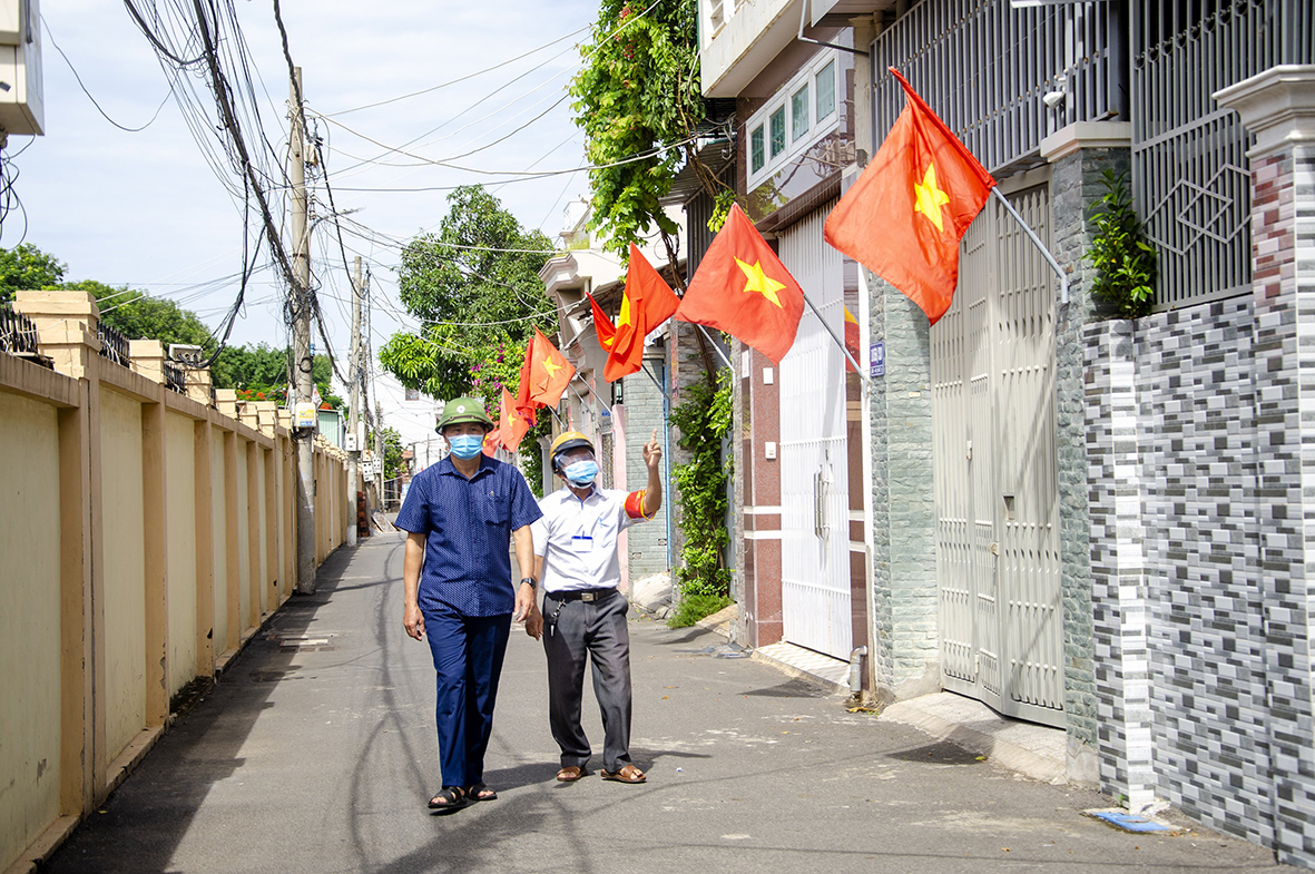 Thành viên Tổ kiểm soát khu phố 4, phường 11, TP.Vũng Tàu tuần tra, kiểm tra trong 