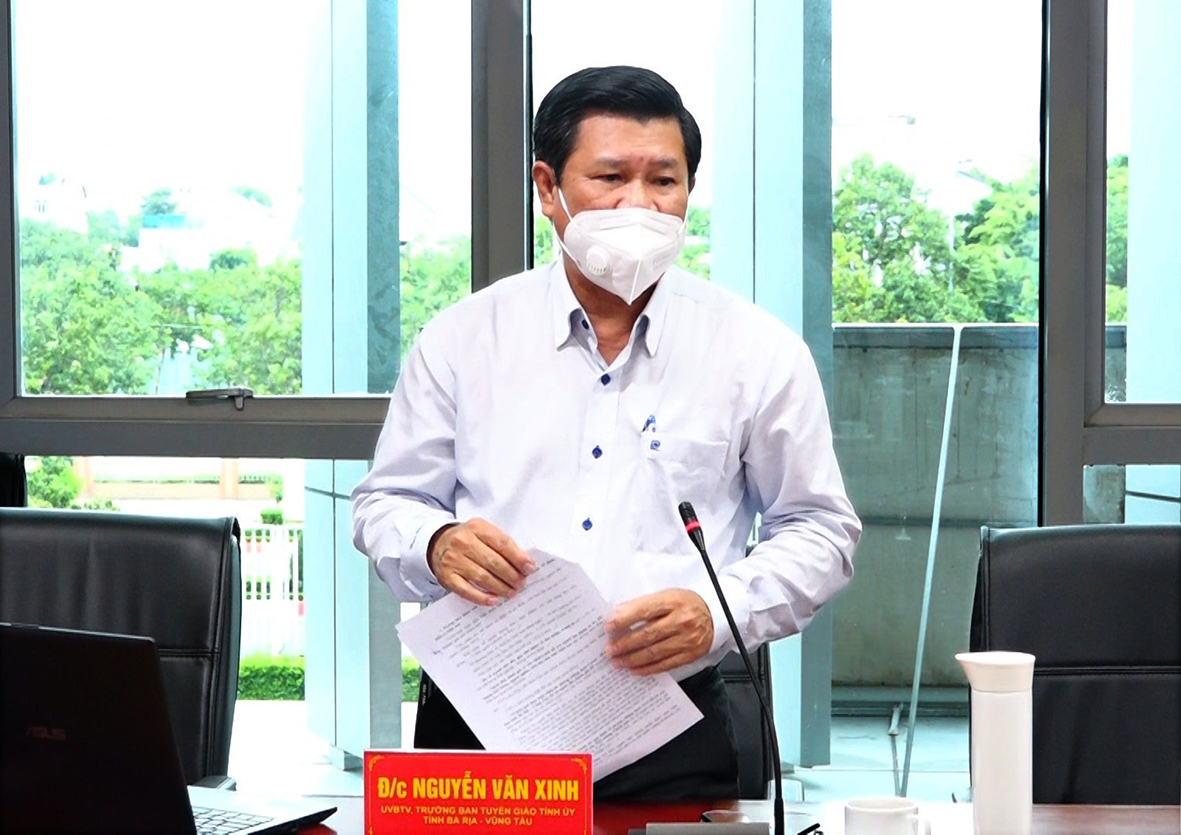 Ông Nguyễn Văn Xinh, Ủy viên Ban Thường vụ Tỉnh ủy, Trưởng Ban Tuyên giáo Tỉnh ủy nêu các nhóm đề xuất của người dân qua cuộc điều tra dư luận xã hội tại cuộc họp.