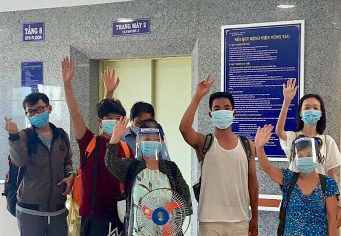 Các bệnh nhân được xuất viện về tự theo dõi tại nhà trong 14 ngày sau khi điều trị khỏi COVID-19 tại cơ sở điều trị COVID-19 Bệnh viện Vũng Tàu (đường 2/9, phường 11, TP.Vũng Tàu). Ảnh: Bệnh viện Vũng Tàu cung cấp.