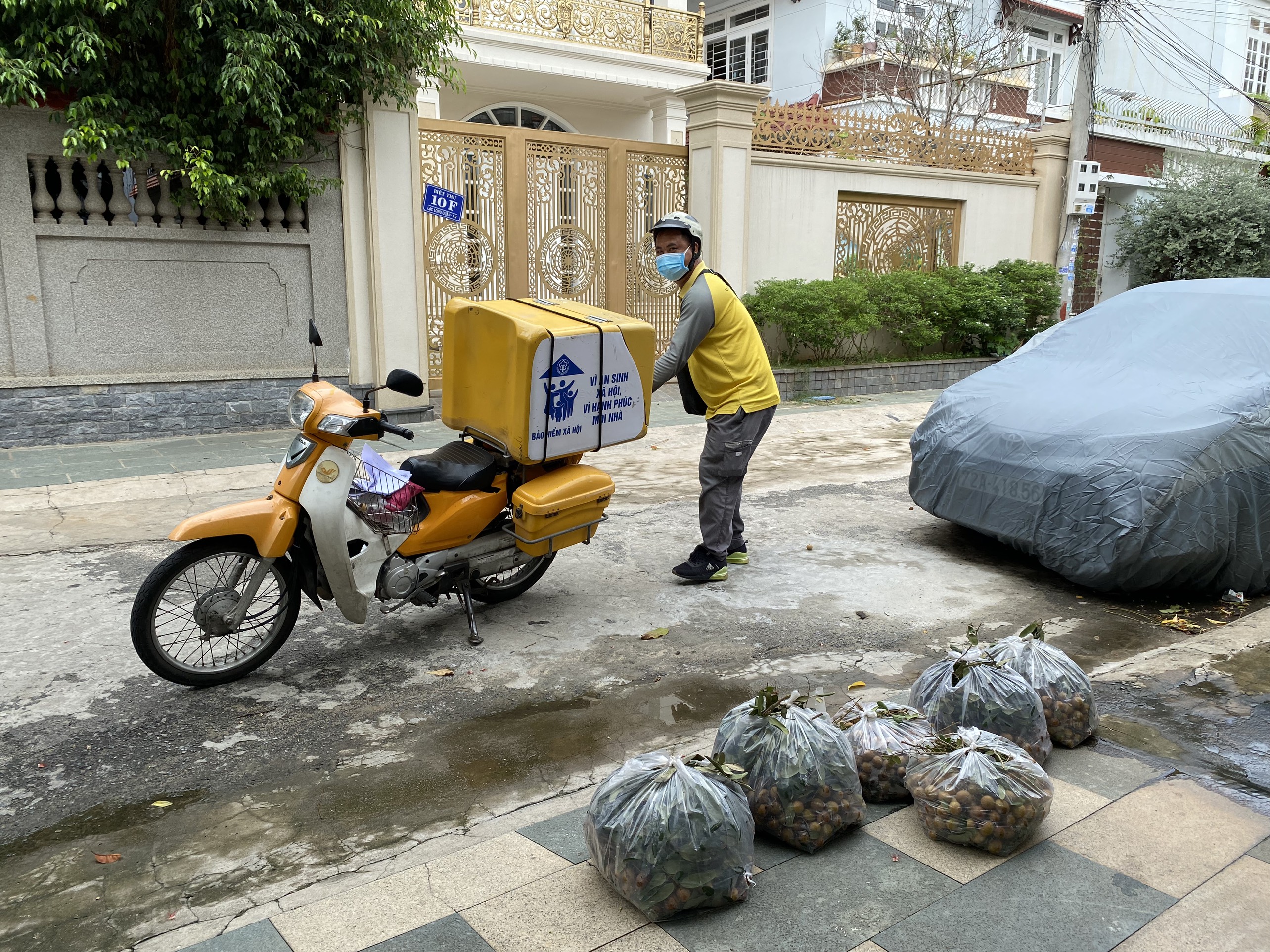 Cần quản lý chặt chẽ shipper nhằm bảo đảm an toàn hơn trong mùa dịch.  Ảnh: Quốc Thái