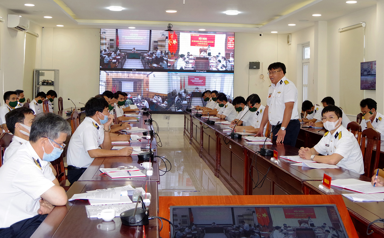 Các đại biểu tham dự hội nghị tại điểm cầu Bộ Tư lệnh Vùng 2 Hải quân.