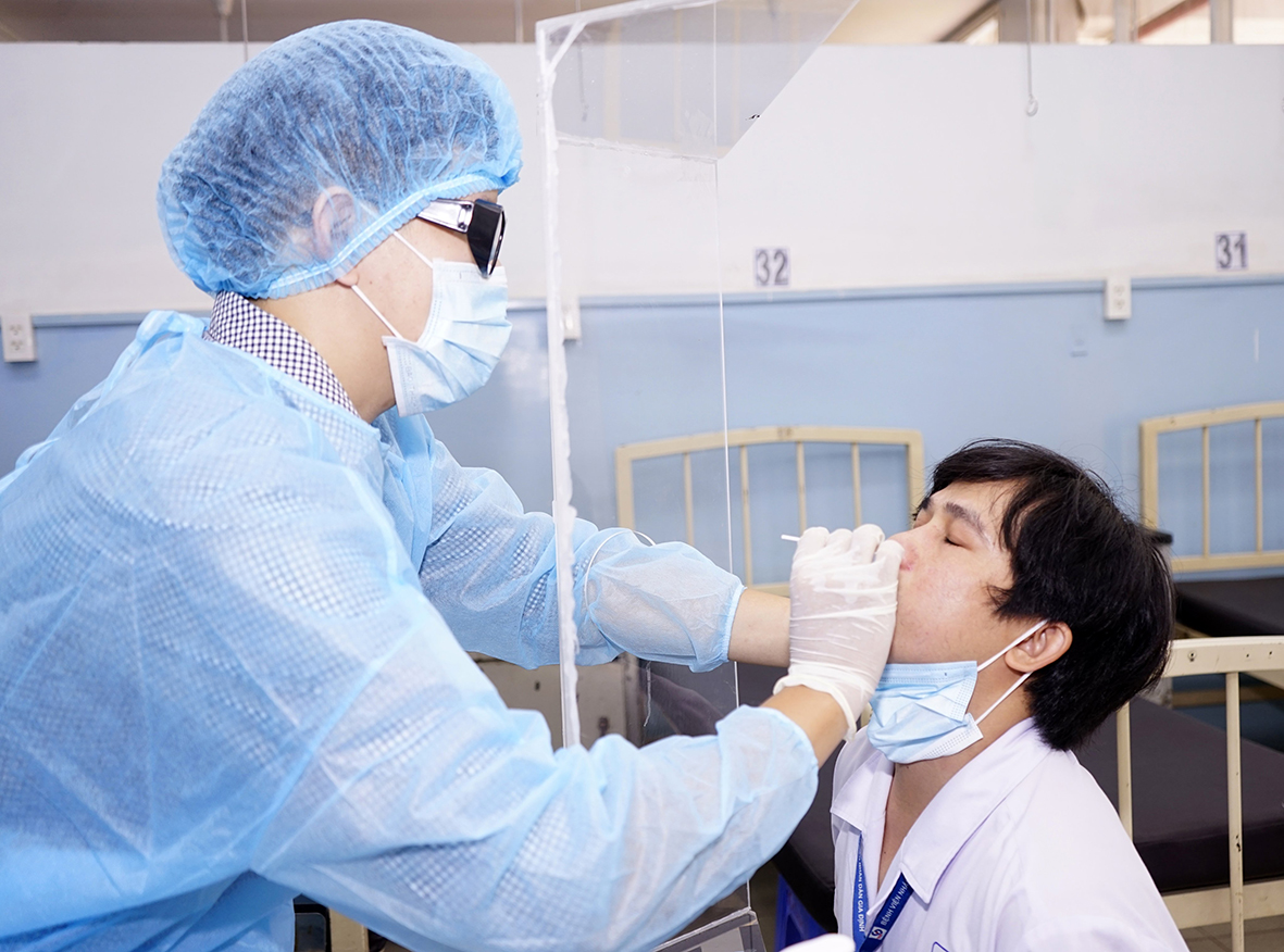 Nhân viên y tế tại Bệnh viện Nhân dân Gia Định được lấy mẫu xét nghiệm SARS-CoV-2. Ảnh minh họa.