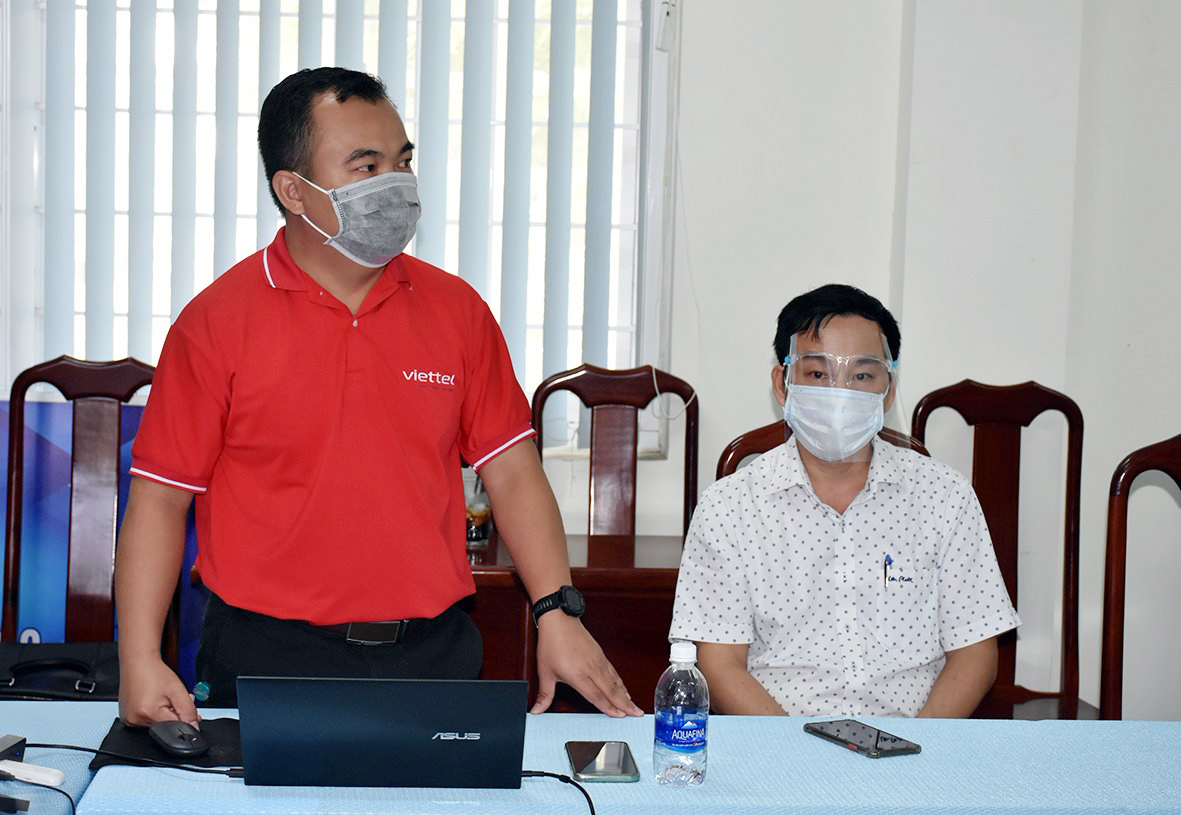 Đại diện Viettel BR-VT giới thiệu các nền tảng hỗ trợ tiêm chủng tại Hội nghị.