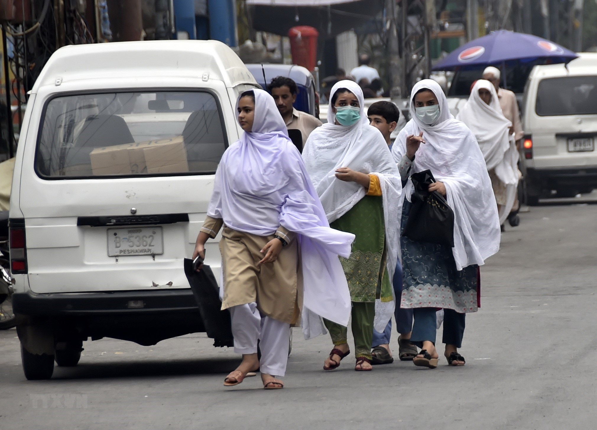 Người dân đeo khẩu trang phòng lây nhiễm COVID-19 tại Peshawar, Pakistan.