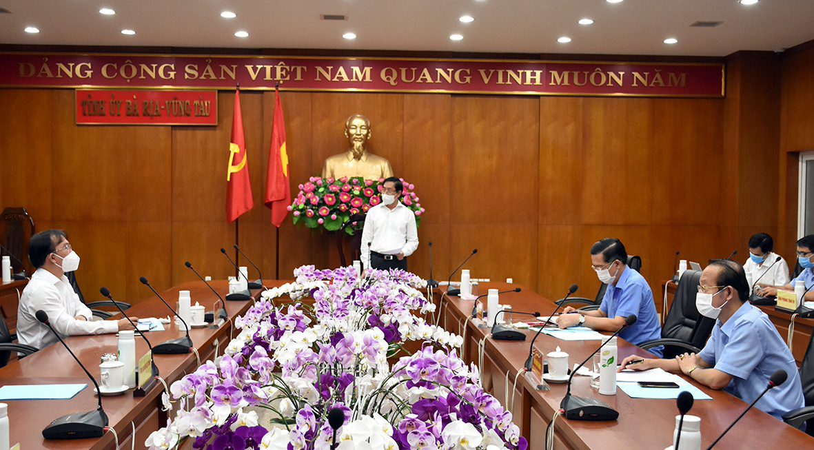 Ông Phạm Viết Thanh, Ủy viên Trung ương Đảng, Bí thư Tỉnh ủy, Chủ tịch HĐND tỉnh phát biểu chỉ đạo tại cuộc họp.