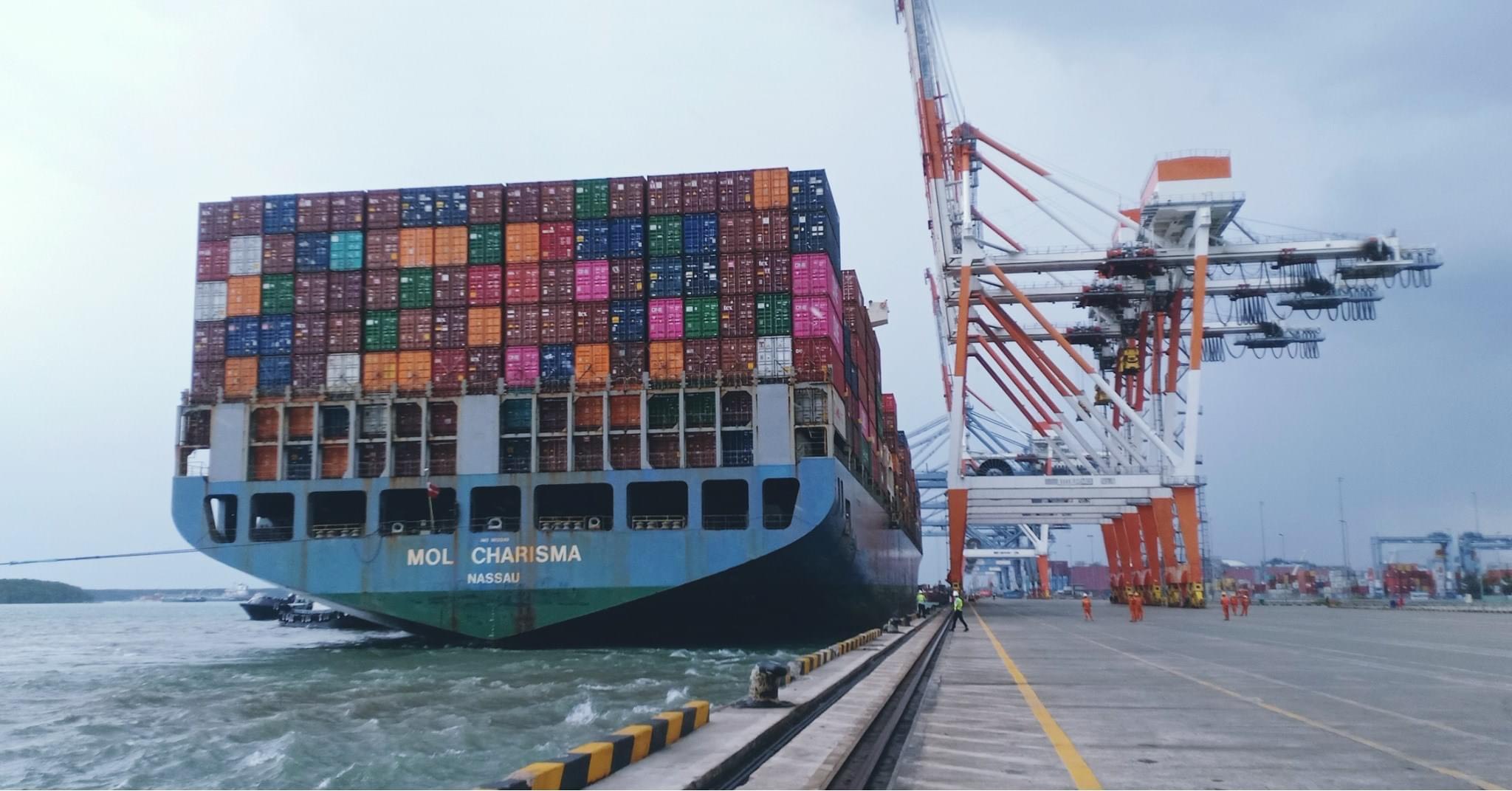 Mol Charisma và ONE Honolulu cập cảng TCTT và xếp dỡ sản lượng 14.000 teu