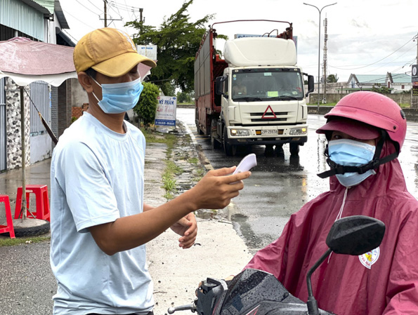 Ông Bùi Quang Dũng,  tổ trưởng tổ 8, thôn Láng Cát, xã Tân Hải, TX. Phú Mỹ kiểm tra thân nhiệt người vào thôn. 