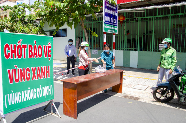 Lực lượng giao hàng cho người dân bắt buộc không được vào các địa bàn dân cư. 