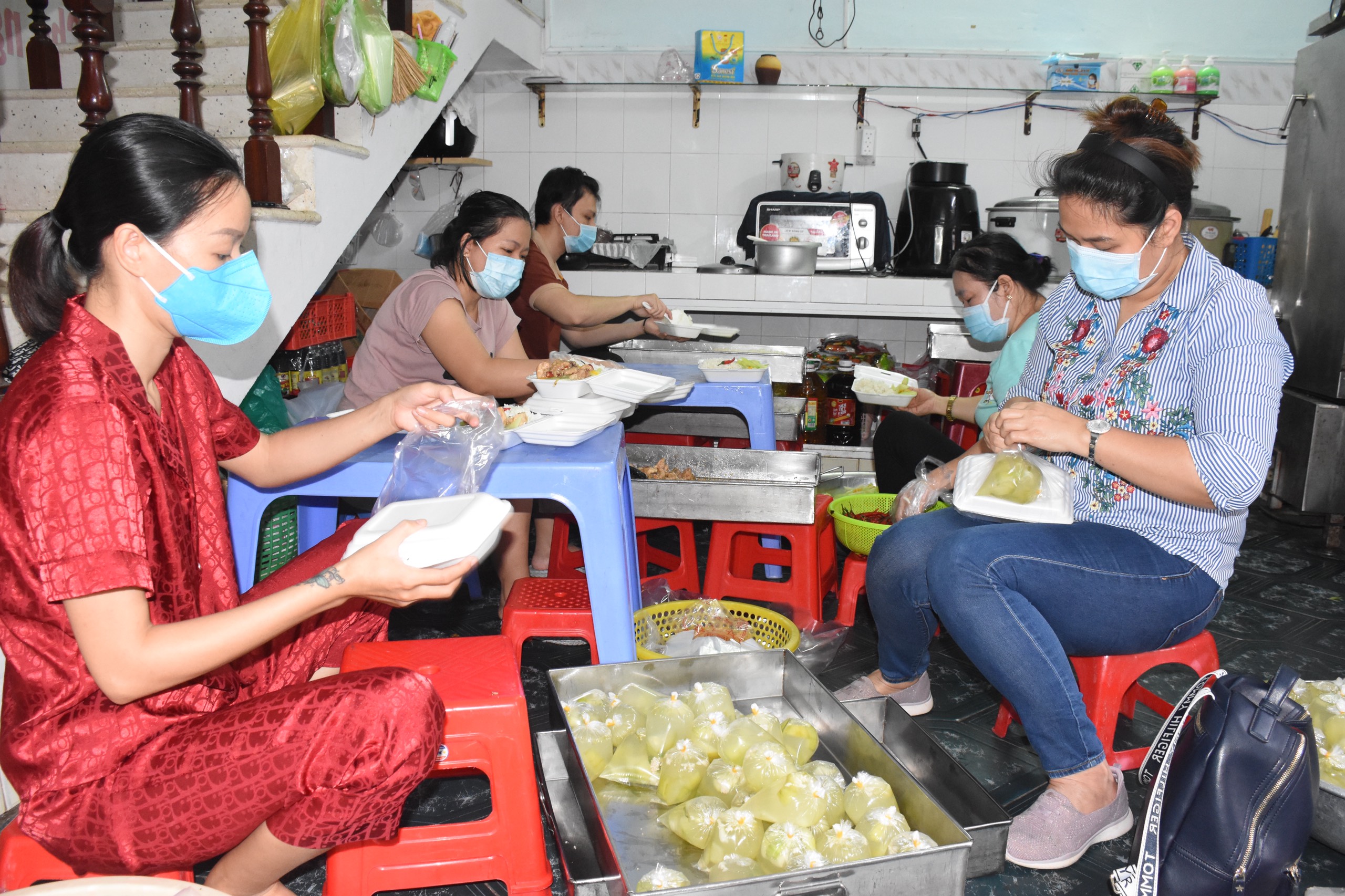Những tấm lòng thiện nguyện chuẩn bị cơm trưa cho lực lượng tuyến đầu chống dịch.