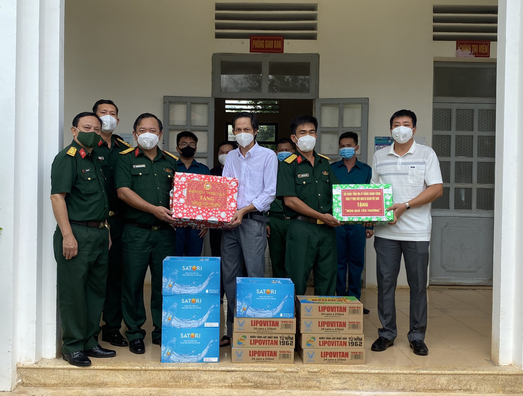 Thượng tá Nguyễn Thành Trung, Chính ủy Bộ CHQS tỉnh (thứ ba từ trái sang), tặng quà cho cán bộ, chiến sĩ tại khu cách ly Trung đoàn 201 - Sư đoàn 302 (TX. Phú Mỹ).
