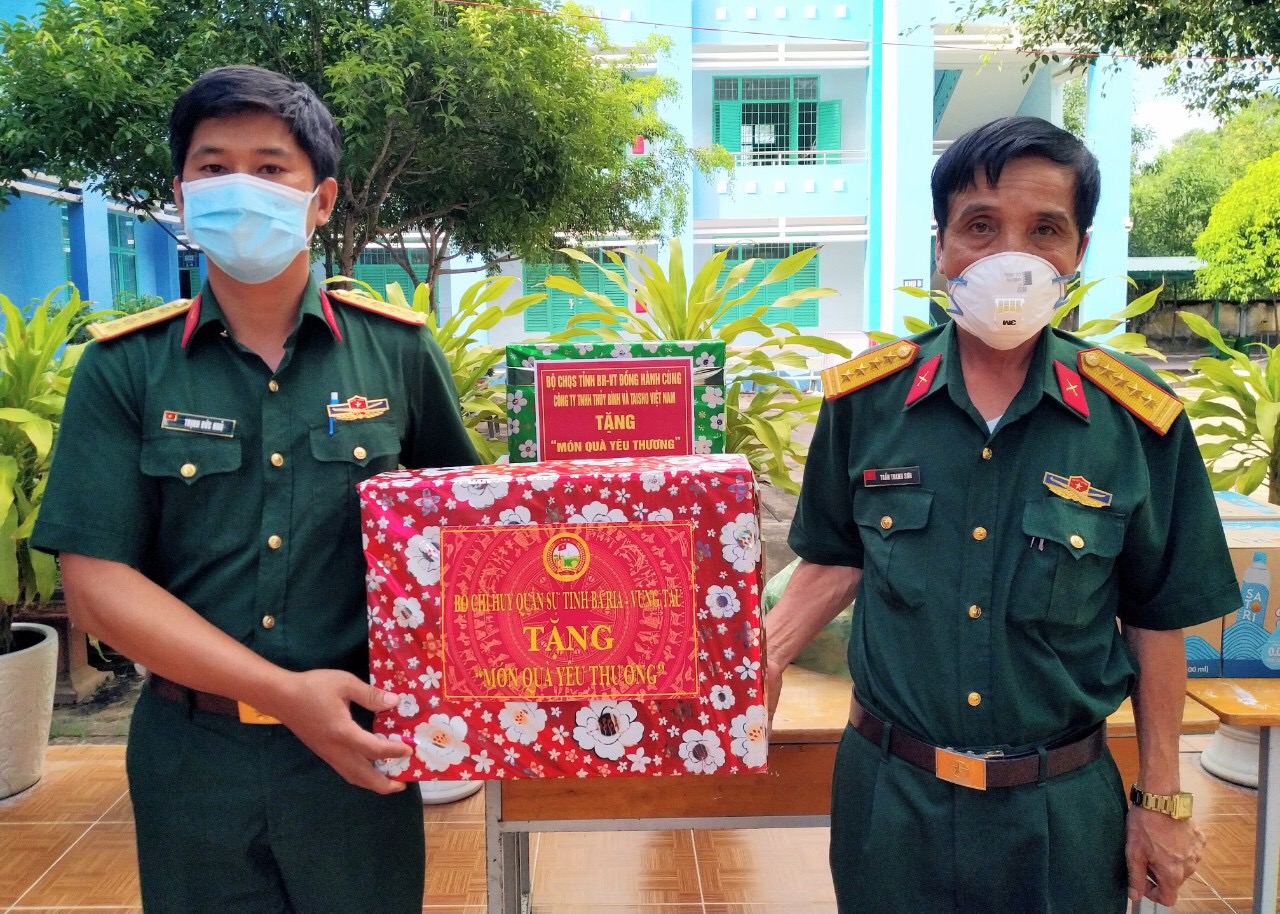 Đại tá Trần Thanh Sơn- phó chỉ huy trưởng Bộ chỉ huy quân sự tỉnh BRVT (phải) thăm, tặng quà khu cách ly tập trung Trường Trung học cơ sở Bưng Riềng.
