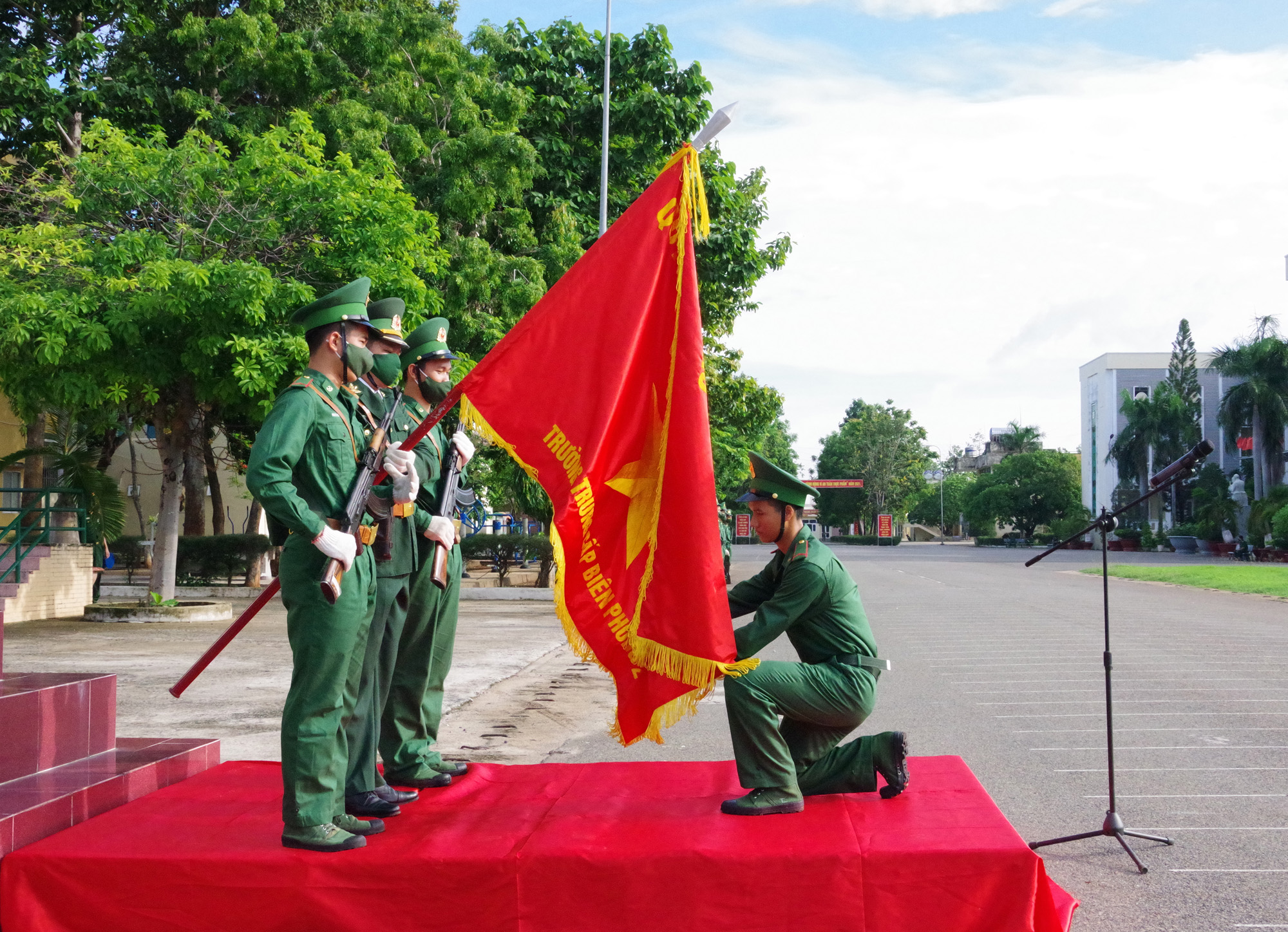 Chiến sĩ mới Trường Trung cấp Biên phòng 2 tuyên thệ dưới quân kỳ trước khi lên đường nhận nhiệm vụ.
