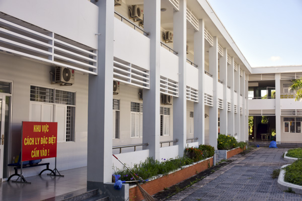 Dãy nhà tại cơ sở điều trị COVID-19 TTYT huyện Long Điền với tấm biển “Khu vực cách ly đặc biệt cấm vào!”. Cơ sở này đang điều trị cho 128 bệnh nhân.