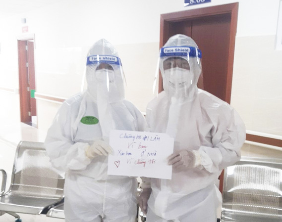 Y bác sĩ Bệnh viện Vũng Tàu phát đi thông điệp “Chúng tôi đi làm vì bạn, bạn hãy ở nhà vì cộng đồng”.