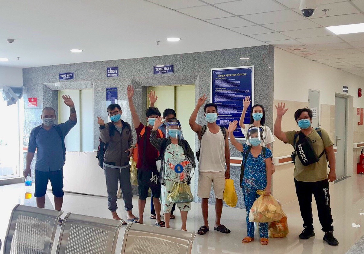Những bệnh nhân đầu tiên được xuất viện sau khi khỏi bệnh tại cơ sở điều trị COVID-19 Bệnh viện Vũng Tàu.