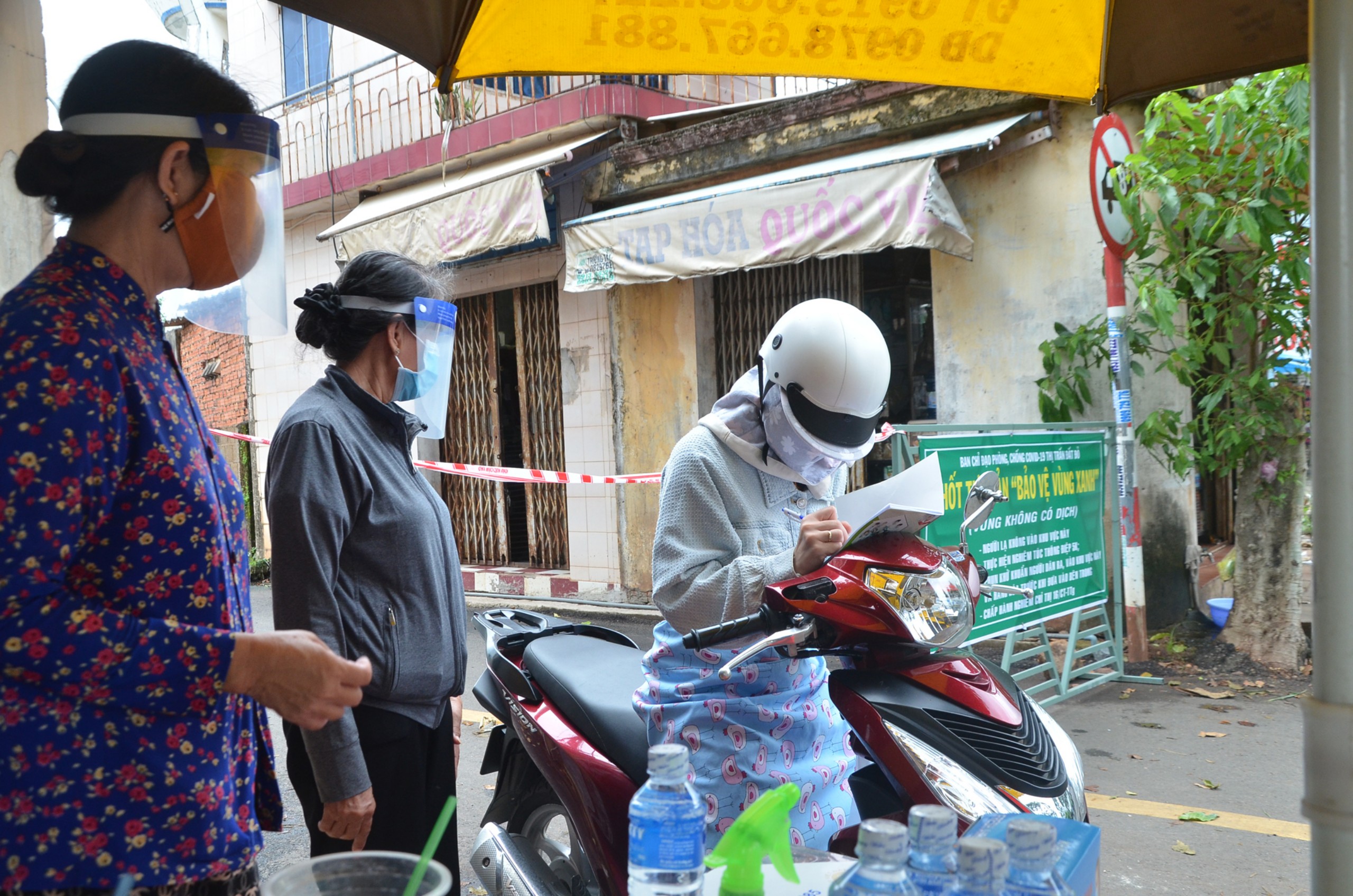 Thủ tướng Chính phủ yêu cầu 19 tỉnh, thành phía Nam tiếp tục giãn cách xã hội theo Chỉ thị 16. Trong ảnh: Chốt bảo vệ vùng xanh được lập tại TT. Đất Đỏ nhằm kiểm soát người ra vào địa bàn dân cư. Ảnh: ĐÔNG HIẾU