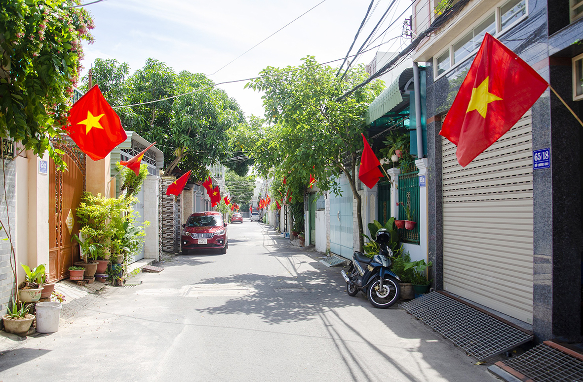 Người dân không được di chuyển khỏi nơi cư trú, “ai ở đâu ở đấy”. Ảnh: BẢO KHÁNH
