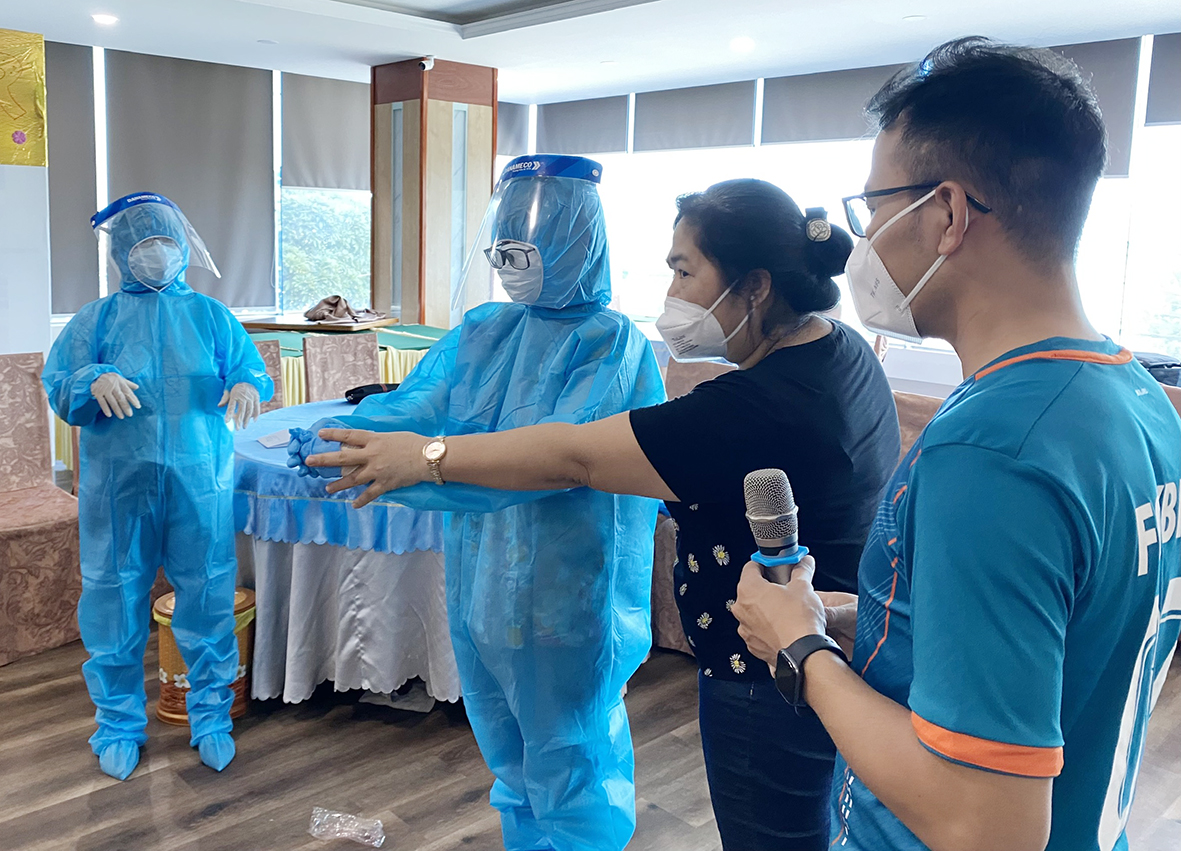 Trung tâm Y tế TP.Vũng Tàu hướng dẫn nhân viên Khách sạn P&T cách mặc đồ bảo hộ y tế. 
