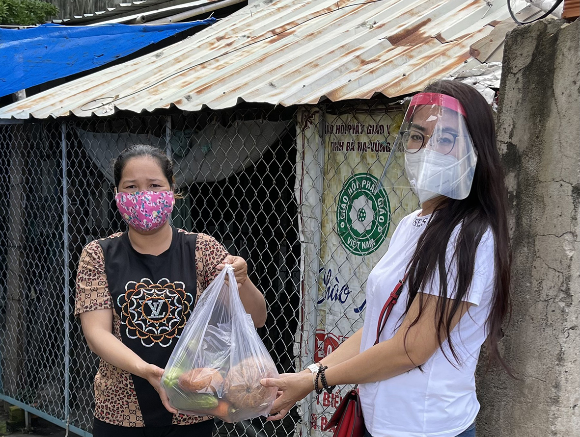 Bà Trần Thị Thanh Thủy, Phó Chủ tịch LĐLĐ TP.Vũng Tàu trao quà cho người lao động khó khăn trên địa bàn phường 12.