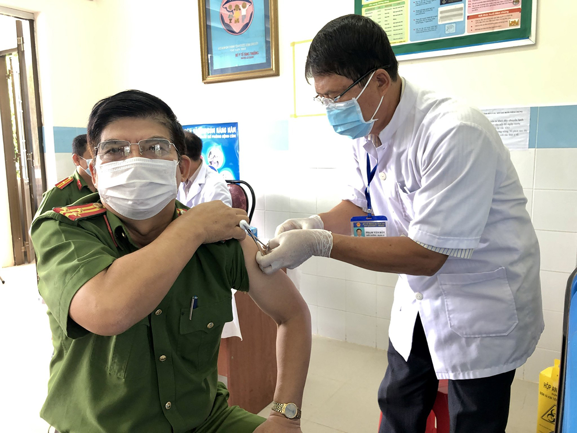Nhân viên y tế tiêm vắc xin phòng COVID-19 cho cán bộ Công an huyện Côn Đảo.