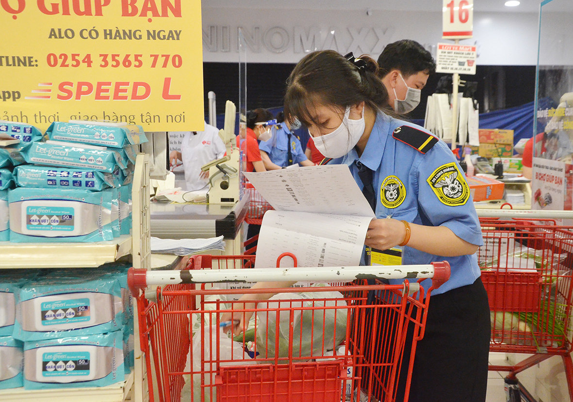 Đơn hàng online tăng cao, Lotte Mart Vũng Tàu phải huy động tất cả nhân viên nhận đơn, đi chợ và giao hàng cho người dân. Trong ảnh: Nhân viên Lotte Mart Vũng Tàu kiểm đơn hàng online của khách.