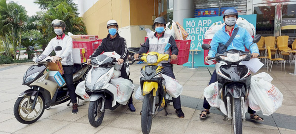 Biệt đội giao hàng Lotte Mart Vũng Tàu trong những ngày giãn cách tại TP. Vũng Tàu. 