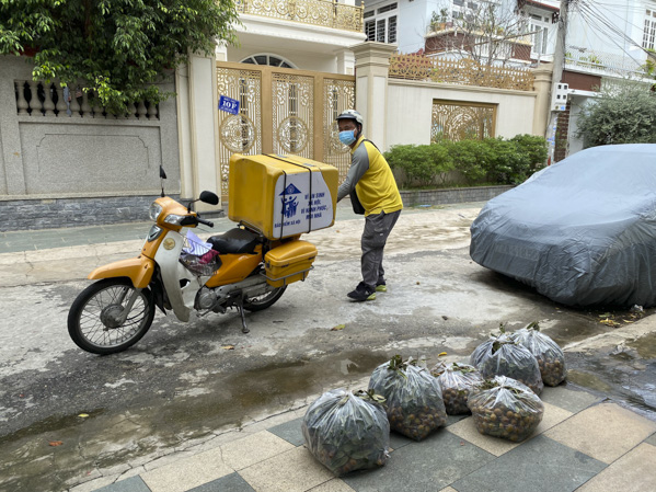 Bưu Điện BR-VT giao đơn hàng 30kg với giá ship chỉ 12 ngàn đồng trong chương trình giải cứu nhãn Xuyên Mộc đến khách hàng TP.Vũng Tàu.