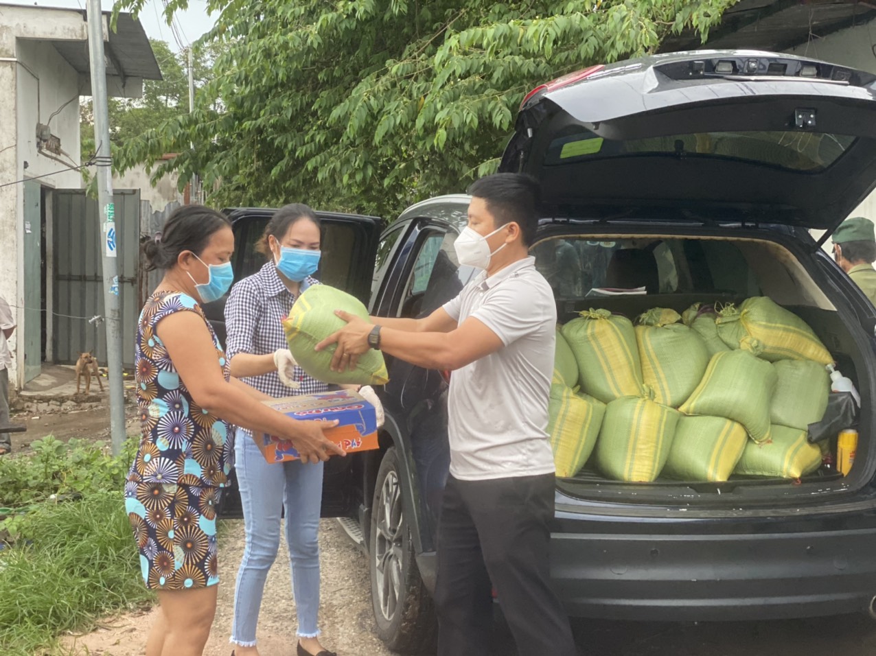 UBMTTQ Việt Nam phường Phú Mỹ, TX.Phú Mỹ vận động nhà hảo tâm tặng gạo cho người ở trọ trên địa bàn.
