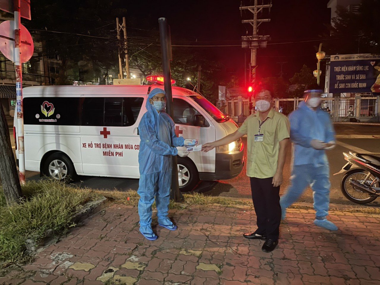 Đại diện UBND phường 1 trao tiền của cán bộ, công chức, người lao động phường 1 ủng hộ anh Hận làm lộ phí và mua thuốc điều trị bệnh.