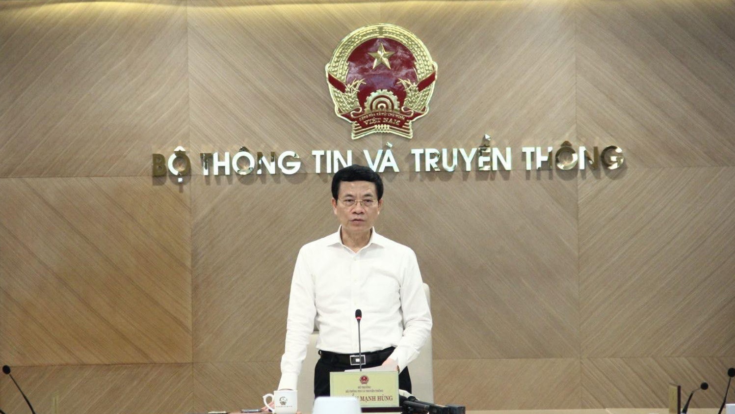 Bộ trưởng Bộ TT-TT Nguyễn Mạnh Hùng công bố gói viễn thông hỗ trợ người dân trong giai đoạn dịch COVID-19.
