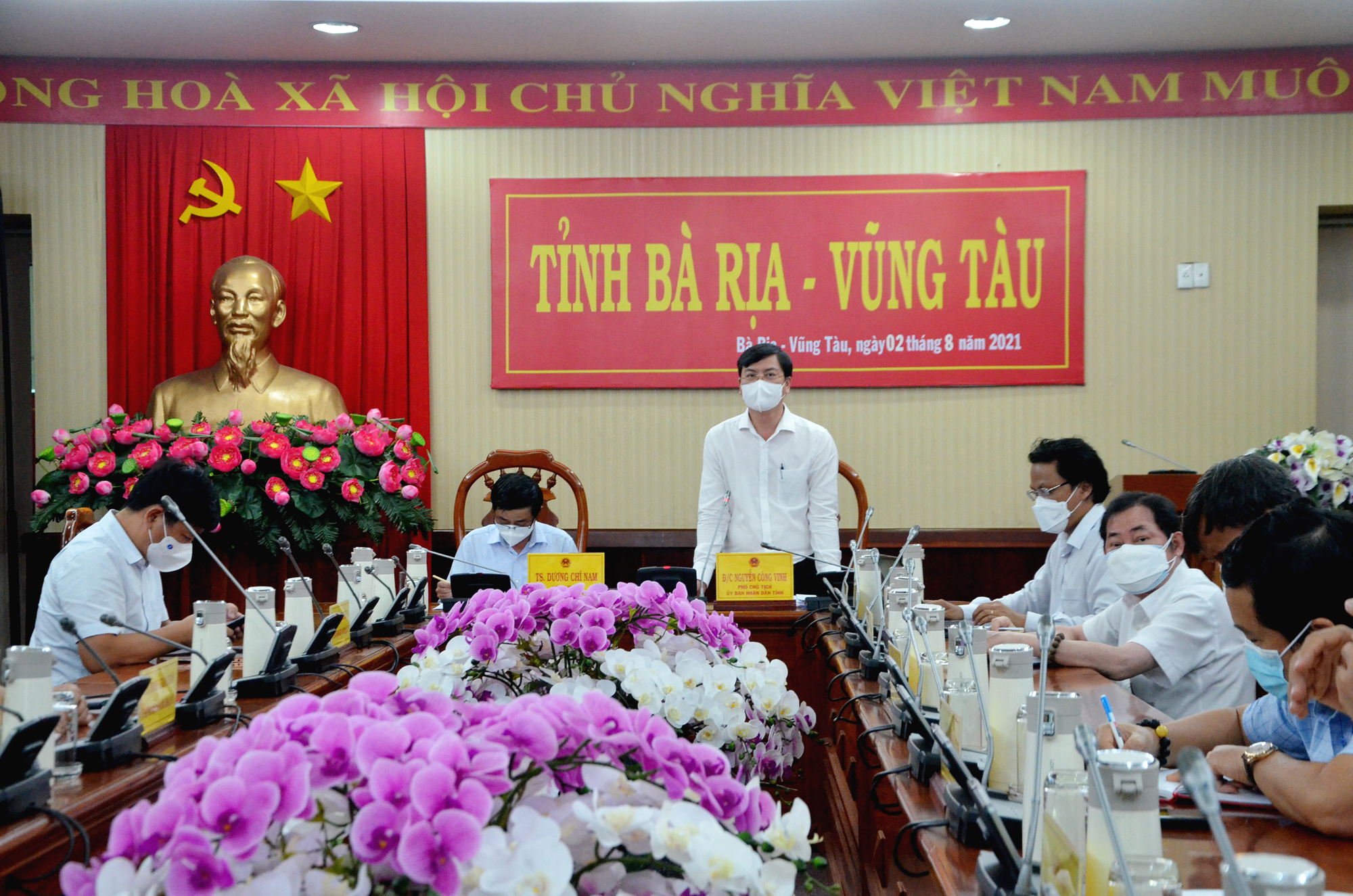 Ông Nguyễn Công Vinh, Phó Chủ tịch UBND tỉnh phát biểu tại cuộc họp. 