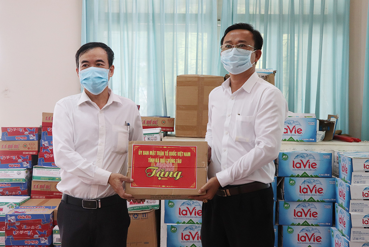 Ông Lê Hồng Ngọc, Phó Chủ tịch UBMTTQ Việt Nam tỉnh (bên phải) trao trao số nhu yếu phẩm cho UBMTTQ Việt Nam huyện Long Điền.