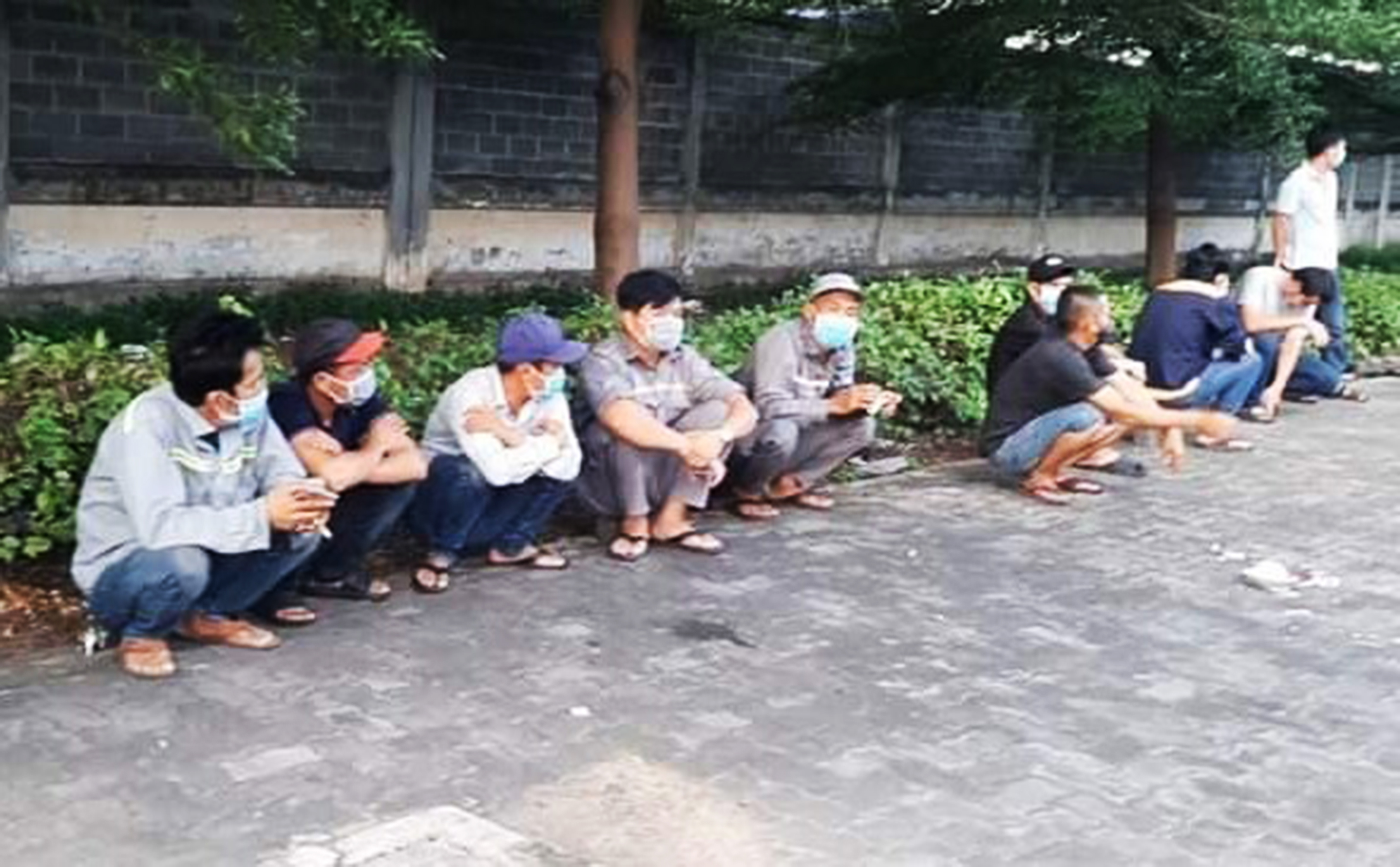 Các đối tượng đánh bạc và xem đánh bạc vi phạm quy định phòng, chống dịch COVID-19.