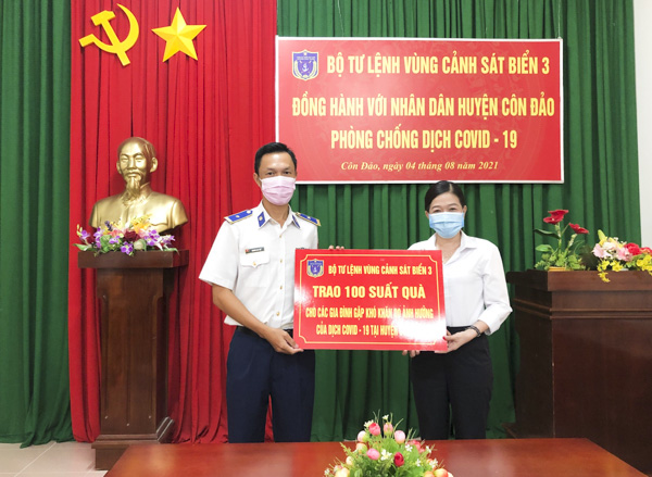 Đại diện Bộ Tư lệnh Vùng Cảnh sát Biển 3 trao bảng tượng trưng ủng hộ Uỷ ban MTTQ huyện Côn Đảo..