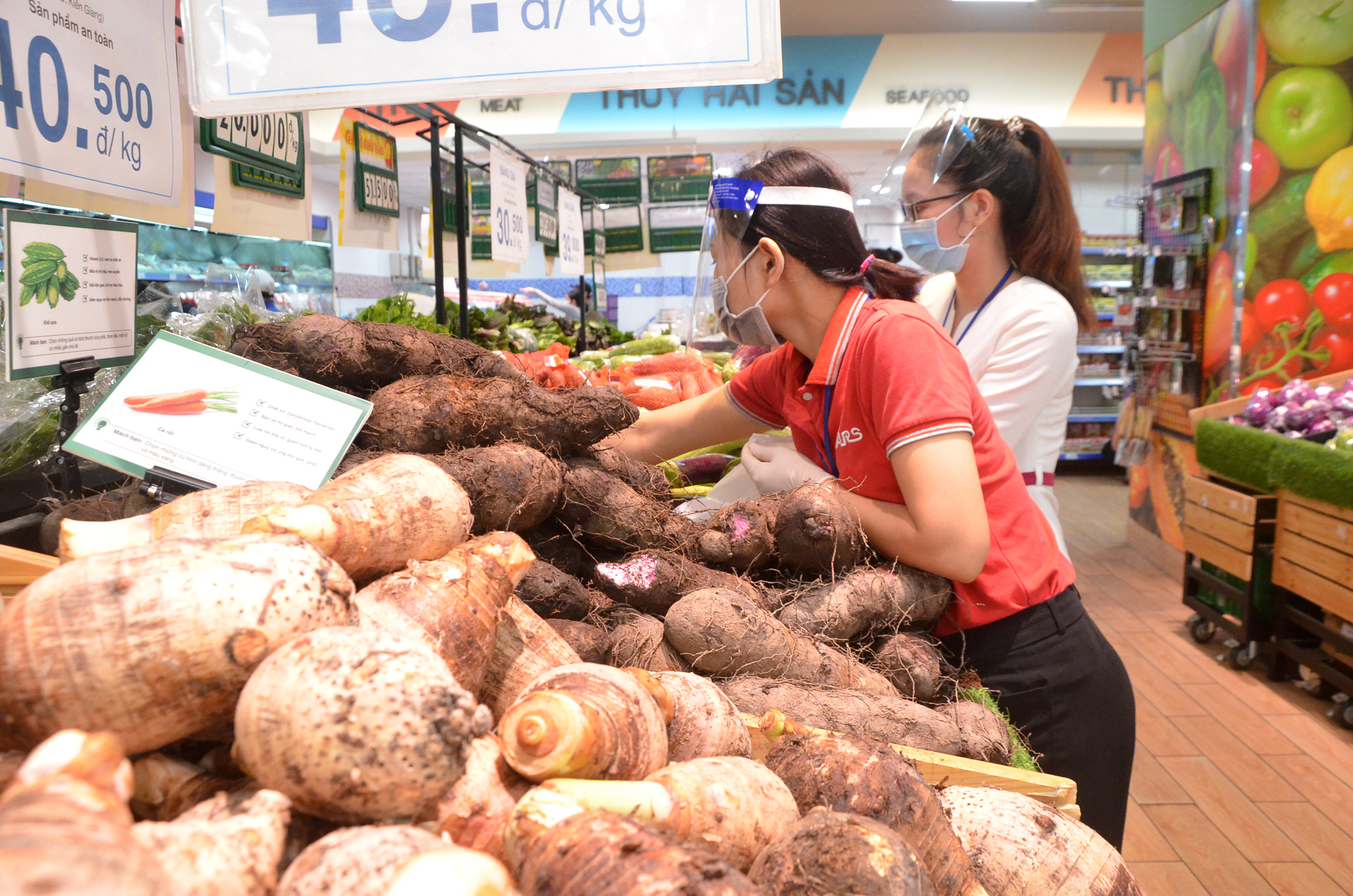 Nhân viên Co.op Mart Bà Rịa đi chợ hộ cho người dân ngày 3/8.