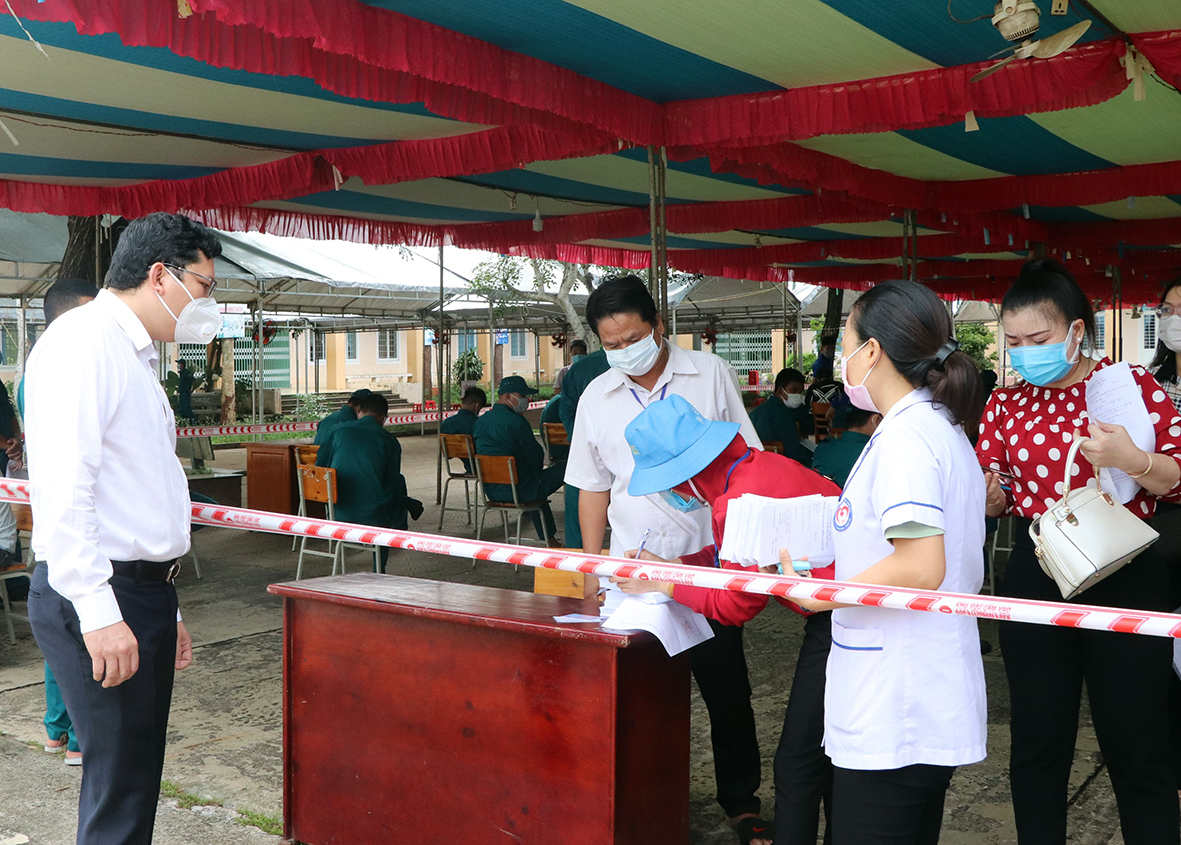Ông Hoàng Nguyên Dinh, Chủ tịch UBND huyện Châu Đức, Trưởng BCĐ Phòng, chống dịch COVID-19 huyện (thứ nhất từ trái qua) kiểm tra công tác tiêm vắc xin cho lực lượng tuyến đầu phòng, chống dịch.